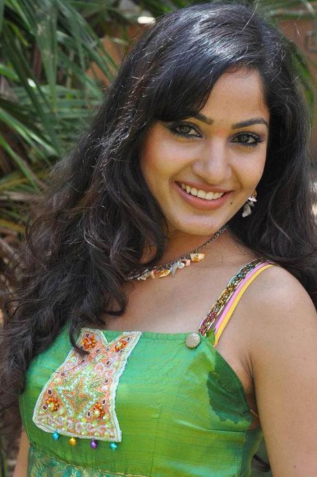 Madhavi Latha - Sexy Pics Cleavage Show - Paperblog