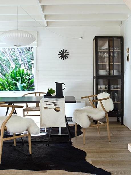 BLACK+WHITE DINING Breakfast Nook