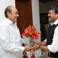 thumbs chiru meets ramanaidu 2 Chiru Greets Padma Bhushan Ramanaidu   Photos