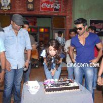 thumbs sruthi haasan birthday celebrations yevadu 3 Sruthi Haasan Celebrates Birthday On Yevadu Sets   Photos