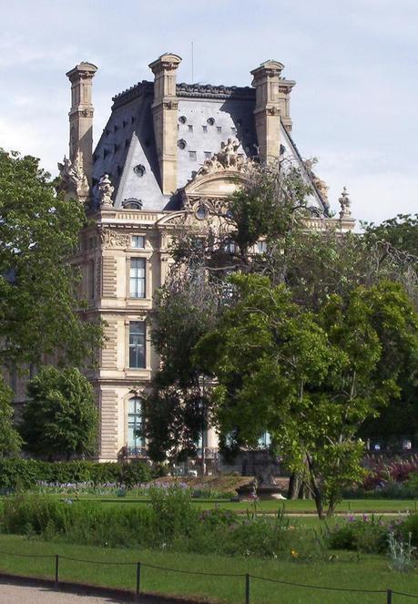 Louvre corner building