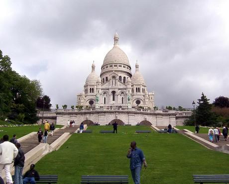Basilique du Sacre Coeur - view up grassed terraces - Montmartre - Paris