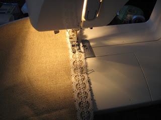 Burlap and lace table runner Tutorial