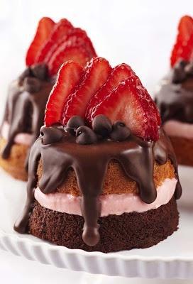 Valentine dessert Mini Strawberry & Chocolate Party Cakes