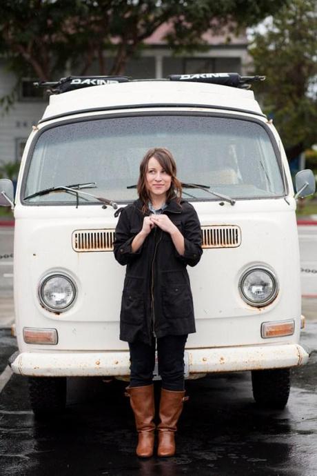 NookAndSea-Sorella-Muse-Photography-The-Portraiteer-VW-Bus-White-Rainy-Day-Outfit-Attire-Clothing-Jacket-Boots-Beach-Ocean-Sea-Blue-Nails-Black-Zipper-Dakine-Roof-Rack-Asphalt