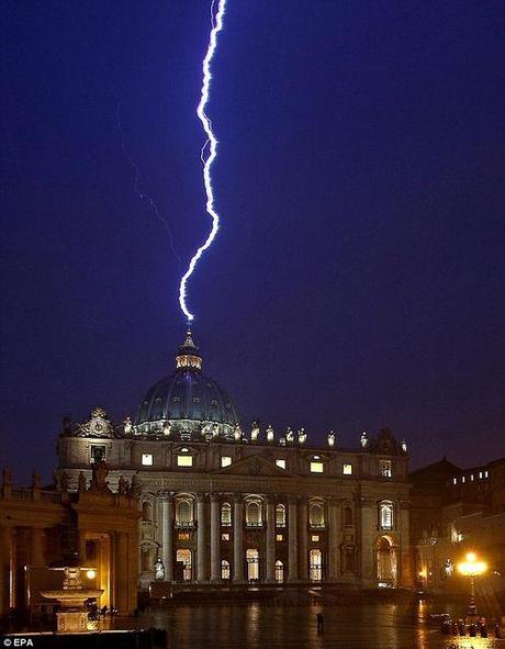 LightningHitsDomeofStPetersBasilica