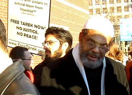 Imam Faaruuq protesting in support of Mehanna during trial