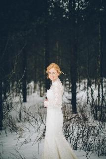 wedding photography snow bride in long sleeve dress