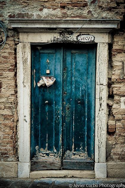 abriendo-puertas:  Venice. Italy. By Javier Corbo