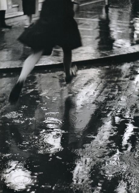 blua:Crossing the road London 1937 by Wolf Suschitzky