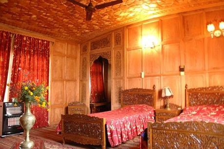 Floating Kashmir- A Stay to Remember On Houseboats Floating Kashmir- A Stay to Remember On Houseboats