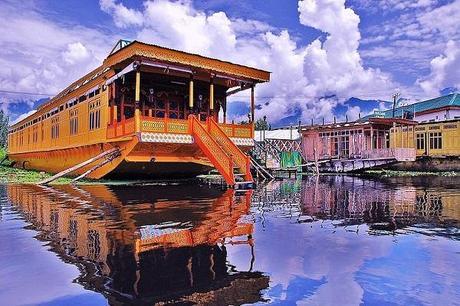 Floating Kashmir- A Stay to Remember On Houseboats Floating Kashmir- A Stay to Remember On Houseboats