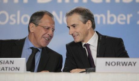 Foreign ministers Sergey Lavrov (L) of Russia and Jonas Gahr Store (R) of Norway