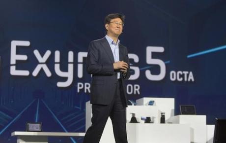 lutions-business-for-samsung-electronics-talks-about-the-new-samsung-exynos-5-octa-processor-during-a-keynote-address-at-the-consumer-electronics-show-ces