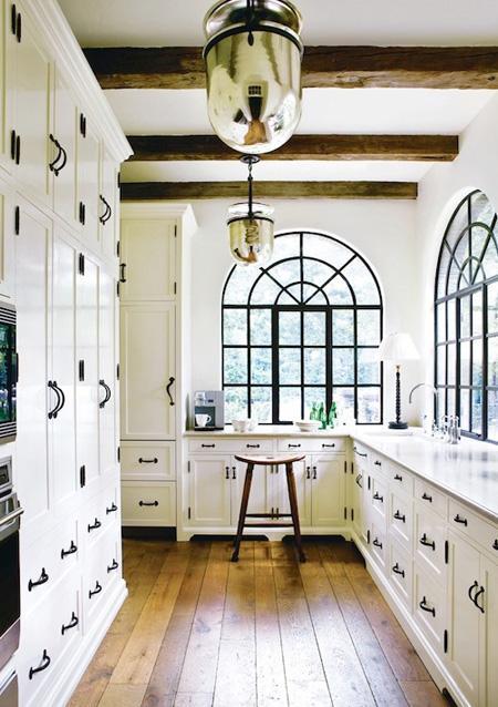 decor black and white rooms2 Be Bold and Daring: Decorate with Black and White HomeSpirations