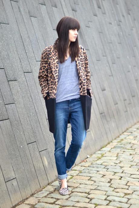 outfit boyfriend jeans leopard coat slippers