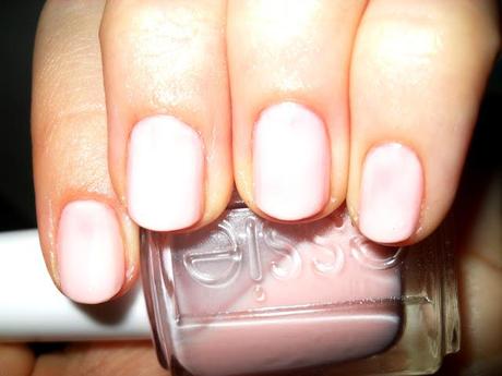 NOTD: ESSIE MUCHI MUCHI REVIEW AND SWATCHES