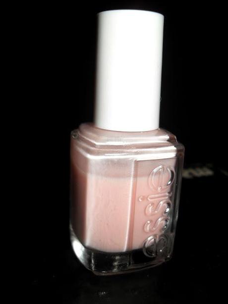 NOTD: ESSIE MUCHI MUCHI REVIEW AND SWATCHES