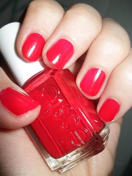 ESSIE RUSSIAN ROULETTE #61 - REVIEW AND SWATCHES