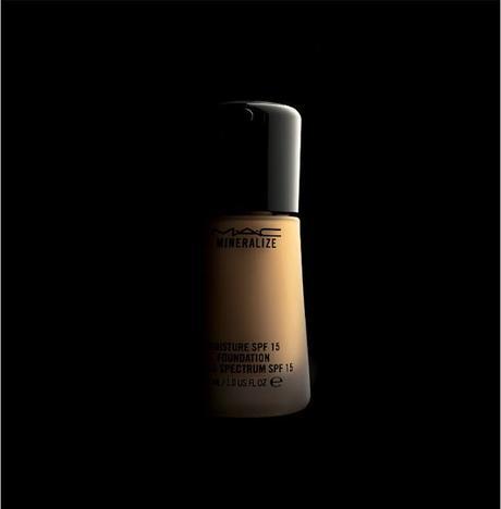 M·A·C Mineralize Moisture SPF15 Foundation 