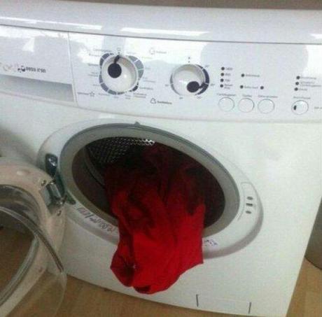 collegehumor:

Go Home Washing Machine, You’re Drunk
Someone’s gotta talk to him about his detergent problem.