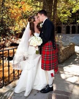 groom in kilt kisses bride