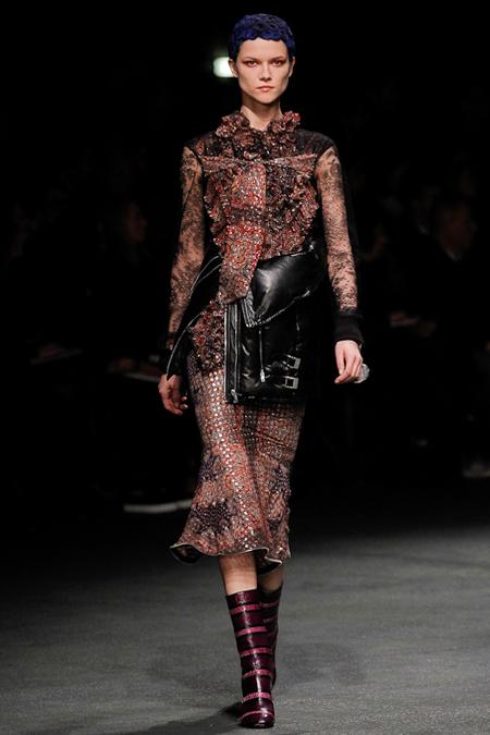 Givenchy Fall 2013 Ready to Wear | Paris Fashion Week
View...