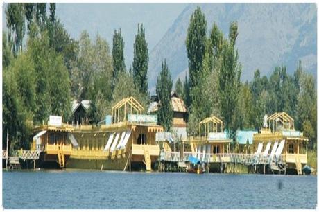 Deluxe Houseboats in India
