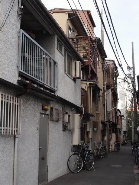 P2090132 馬券売場の喧騒ただよう浅草寺界隈 /  Back alleys off Kaminarimon,the bustle of the betting booths