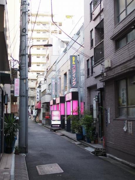 P2090213 馬券売場の喧騒ただよう浅草寺界隈 /  Back alleys off Kaminarimon,the bustle of the betting booths