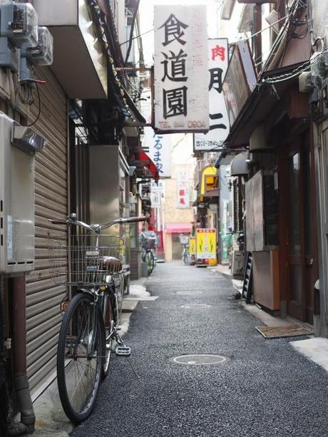 P2090172 馬券売場の喧騒ただよう浅草寺界隈 /  Back alleys off Kaminarimon,the bustle of the betting booths