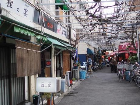 P2090162 馬券売場の喧騒ただよう浅草寺界隈 /  Back alleys off Kaminarimon,the bustle of the betting booths