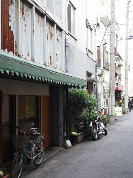 P2090197 馬券売場の喧騒ただよう浅草寺界隈 /  Back alleys off Kaminarimon,the bustle of the betting booths
