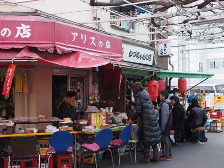 P2090153 馬券売場の喧騒ただよう浅草寺界隈 /  Back alleys off Kaminarimon,the bustle of the betting booths