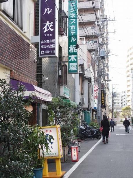P2090177 馬券売場の喧騒ただよう浅草寺界隈 /  Back alleys off Kaminarimon,the bustle of the betting booths