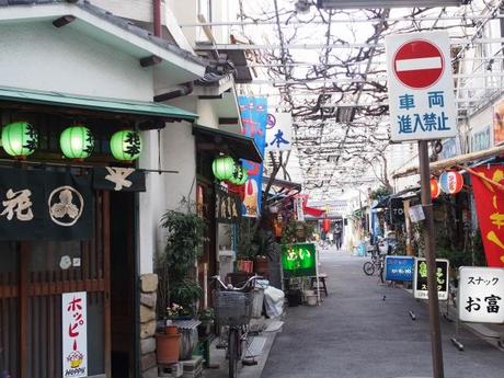 P2090136 馬券売場の喧騒ただよう浅草寺界隈 /  Back alleys off Kaminarimon,the bustle of the betting booths