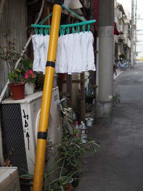 P2090189 馬券売場の喧騒ただよう浅草寺界隈 /  Back alleys off Kaminarimon,the bustle of the betting booths