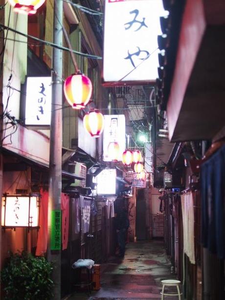P20602411 渋谷に残る狭小なディープな横丁，のんべえ横丁 / Nonbei Yokochoh,nostalgic back alley,in Shibuya