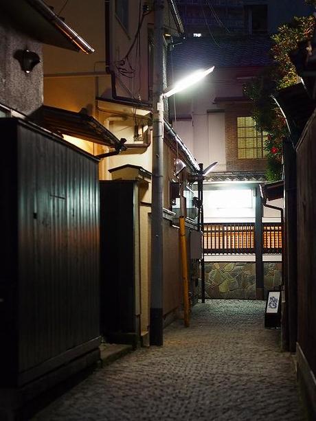 P2040085 しっとりとした裏路地，花街，神楽坂 / Kagurazaka,traditional Japanese atmosphere