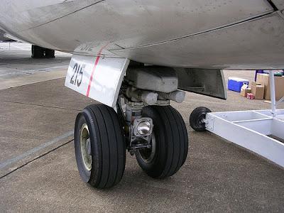 What is that thing on the MD80 nose wheel?