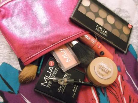 Beauty bloggers bunch | Whats in my makeup bag tag