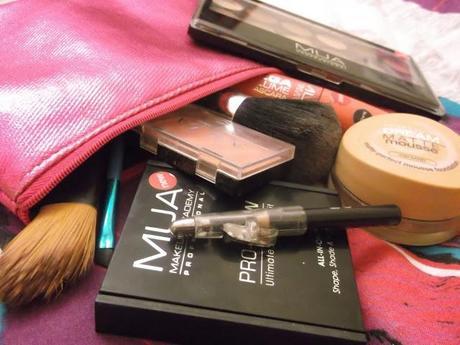 Beauty bloggers bunch | Whats in my makeup bag tag