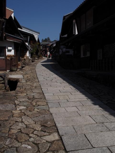 P3090029 木曽馬籠宿，江戸の旅人の足跡を辿って / Magome juku, post town of an ancient road, paved with stones