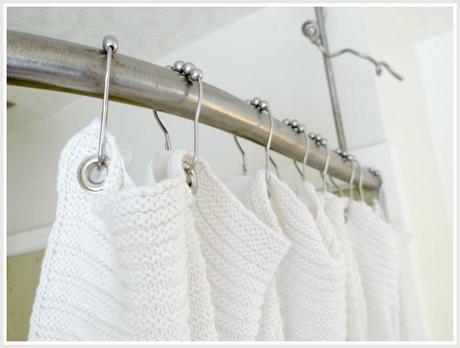 Awesome #DIY : How to make a shower curtain from an Ikea throw blanket 