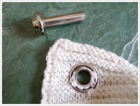 A gorgeous shower curtain #DIY from an Ikea throw blanket and grommets 
