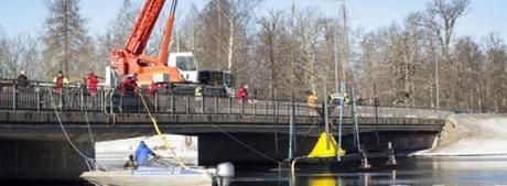After some preparations a large crane was used to lower the turbine into the river. (Credit: Mikael Wallerstedt)