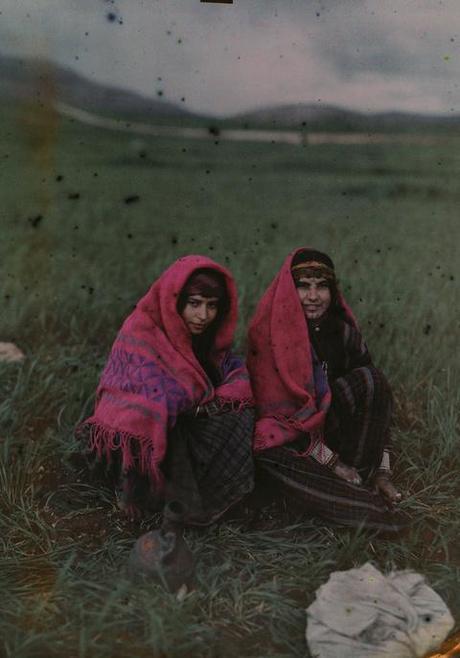 Two girls in Huwara, Palestina