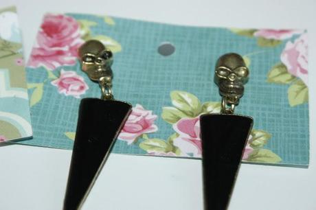 Come on ladies, come on ladies, one pound earrings