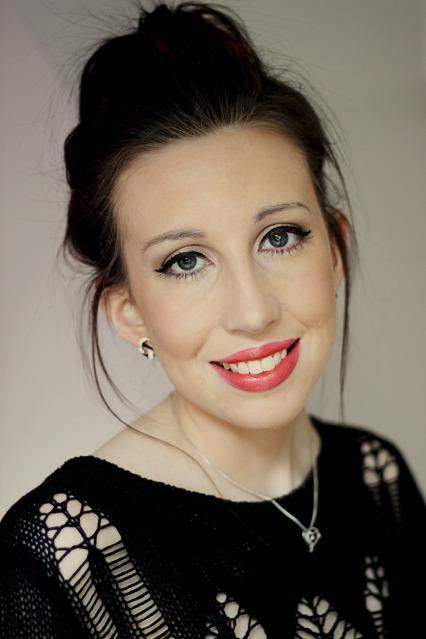 red lipstick make up look