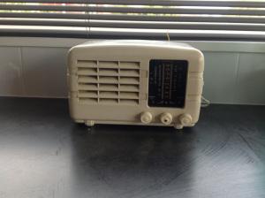 Op shop find bakeLite radio on this mum rocks